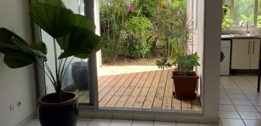A louer un lumineux appartement en duplex situé en rez-de-jardin dans une résidence à Boucan Canot