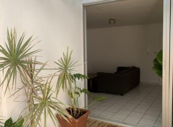 A louer un lumineux appartement en duplex situé en rez-de-jardin dans une résidence à Boucan Canot