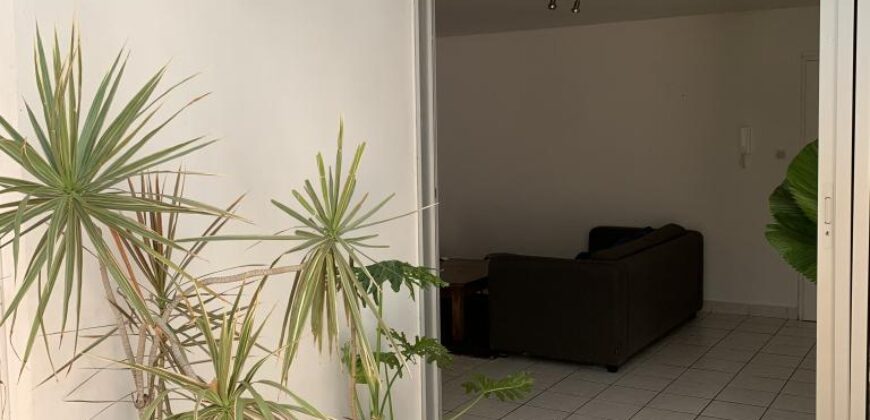 A louer un lumineux appartement en duplex situé en rez-de-jardin dans une résidence à Boucan Canot
