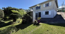 En vente une charmante villa composée de deux logements T4 + T2 sur un terrain de 625 m2 située à l’entrée du Tévelave