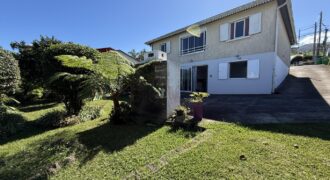 En vente une charmante villa composée de deux logements T4 + T2 sur un terrain de 625 m2 située à l’entrée du Tévelave