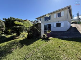 En vente une charmante villa composée de deux logements T4 + T2 sur un terrain de 625 m2 située à l’entrée du Tévelave