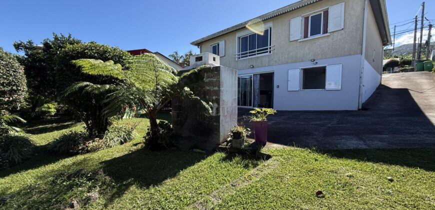 En vente une charmante villa composée de deux logements T4 + T2 sur un terrain de 625 m2 située à l’entrée du Tévelave