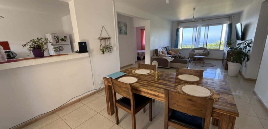 En vente une charmante villa composée de deux logements T4 + T2 sur un terrain de 625 m2 située à l’entrée du Tévelave
