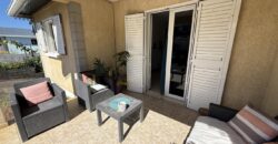 En vente une charmante villa composée de deux logements T4 + T2 sur un terrain de 625 m2 située à l’entrée du Tévelave