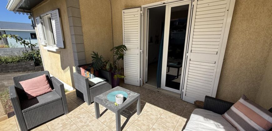 En vente une charmante villa composée de deux logements T4 + T2 sur un terrain de 625 m2 située à l’entrée du Tévelave