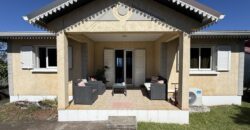 En vente une charmante villa composée de deux logements T4 + T2 sur un terrain de 625 m2 située à l’entrée du Tévelave