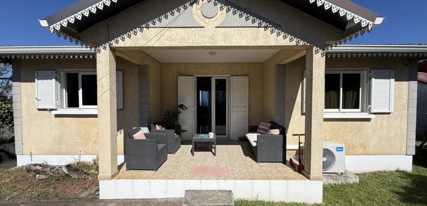 En vente une charmante villa composée de deux logements T4 + T2 sur un terrain de 625 m2 située à l’entrée du Tévelave