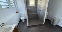 En vente une charmante villa composée de deux logements T4 + T2 sur un terrain de 625 m2 située à l’entrée du Tévelave