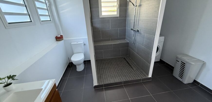 En vente une charmante villa composée de deux logements T4 + T2 sur un terrain de 625 m2 située à l’entrée du Tévelave