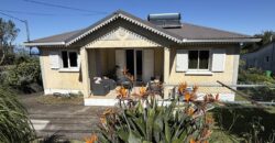En vente une charmante villa composée de deux logements T4 + T2 sur un terrain de 625 m2 située à l’entrée du Tévelave