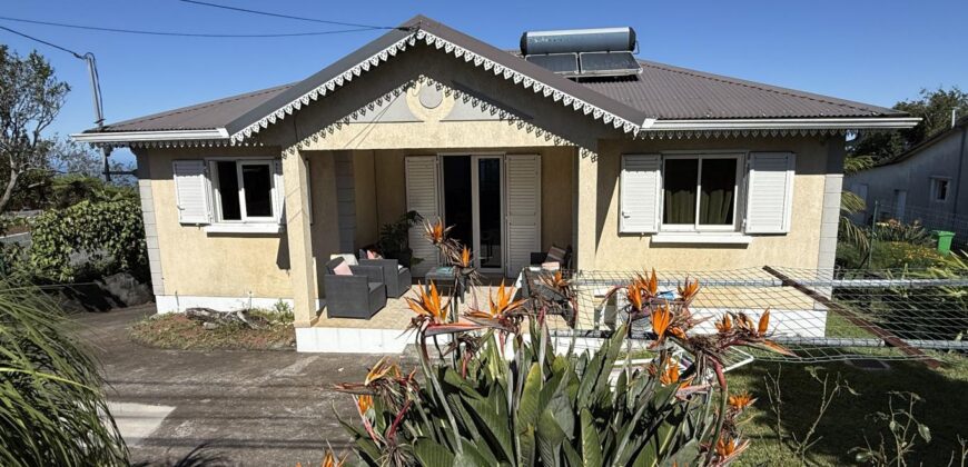 En vente une charmante villa composée de deux logements T4 + T2 sur un terrain de 625 m2 située à l’entrée du Tévelave