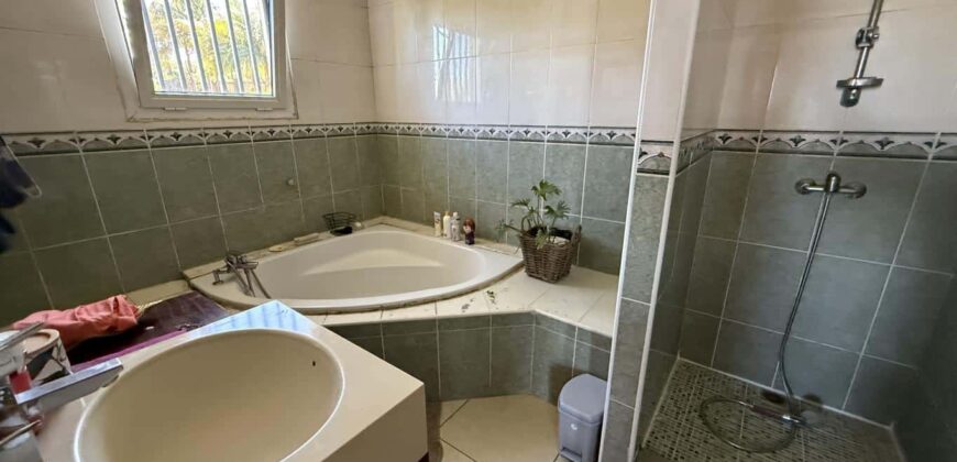 En vente une charmante villa composée de deux logements T4 + T2 sur un terrain de 625 m2 située à l’entrée du Tévelave