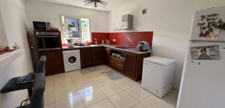 En vente une charmante villa composée de deux logements T4 + T2 sur un terrain de 625 m2 située à l’entrée du Tévelave