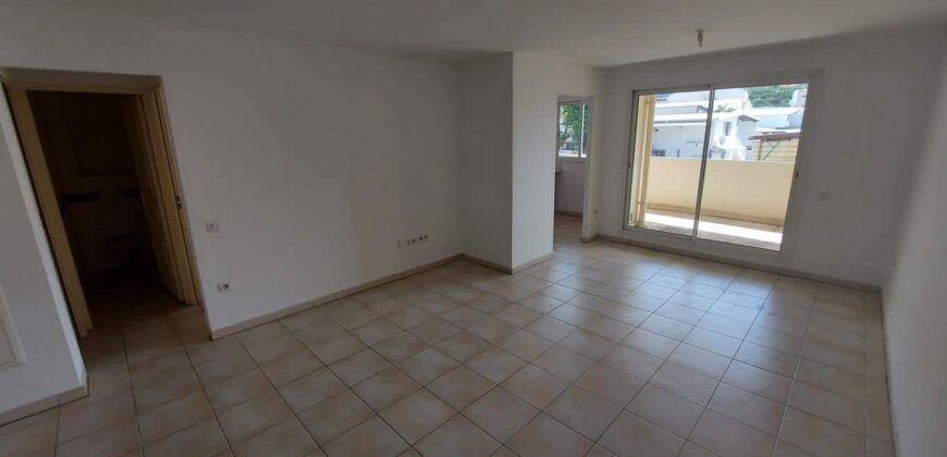 A vendre un appartement T2 de 50.45m2 proche de toutes commodités dans une résidence sécurisée à Sainte Clotilde