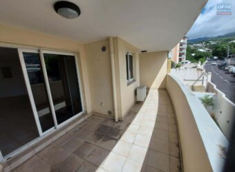 A vendre un appartement T2 de 50.45m2 proche de toutes commodités dans une résidence sécurisée à Sainte Clotilde