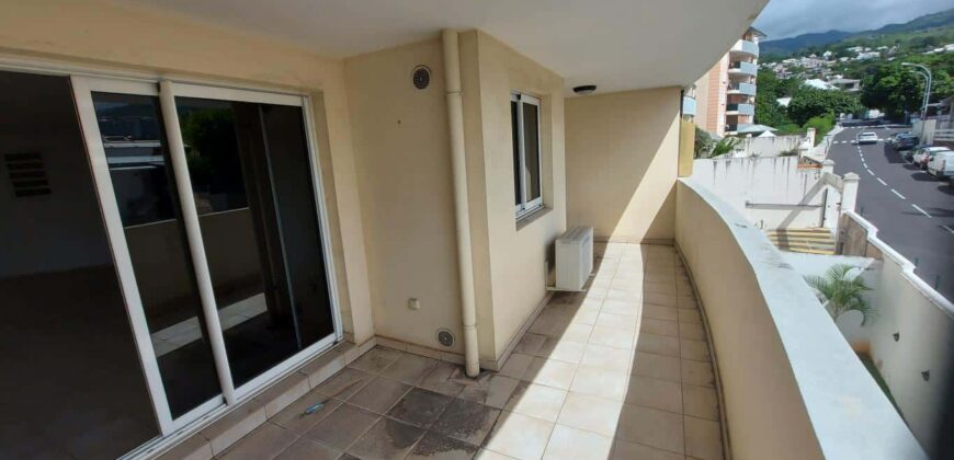 A vendre un appartement T2 de 50.45m2 proche de toutes commodités dans une résidence sécurisée à Sainte Clotilde