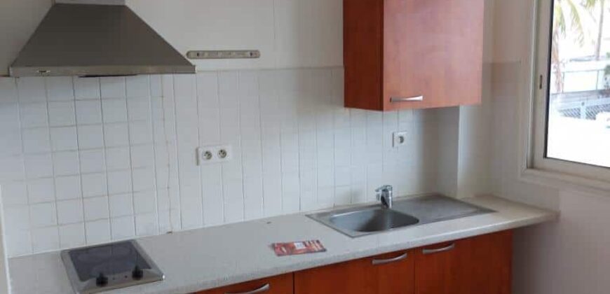 A vendre un appartement T2 de 50.45m2 proche de toutes commodités dans une résidence sécurisée à Sainte Clotilde