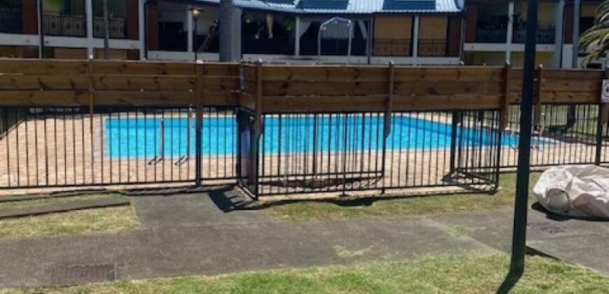 A louer un beau duplex meublé de type F4 avec piscine dans une résidence à Sainte-Clotilde-La Bretagne