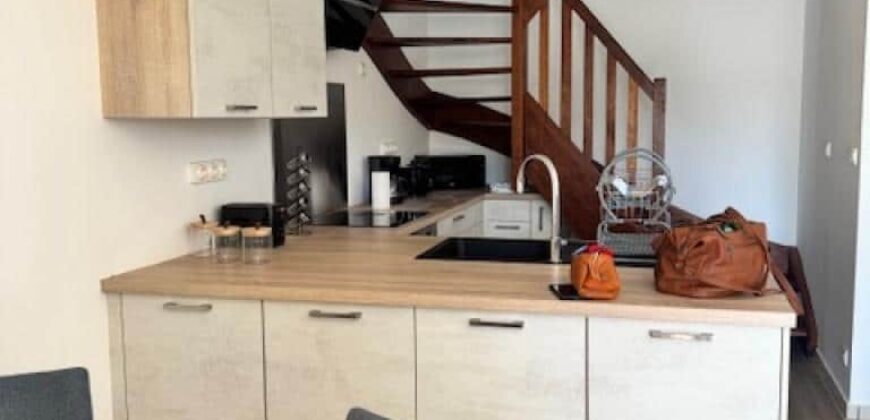 A louer un beau duplex meublé de type F4 avec piscine dans une résidence à Sainte-Clotilde-La Bretagne