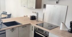 A louer un beau duplex meublé de type F4 avec piscine dans une résidence à Sainte-Clotilde-La Bretagne