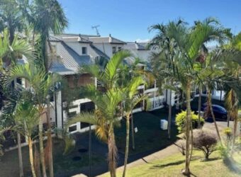 A louer un beau duplex meublé de type F4 avec piscine dans une résidence à Sainte-Clotilde-La Bretagne
