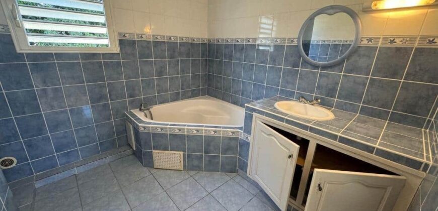A louer une charmante villa T5 avec vue mer située au Tampon dans le quartier de Trois Mares