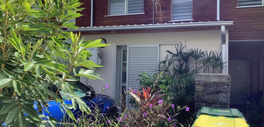 En location une villa jumelée de type F3 de 75 m2 située à La Rivière Saint Louis