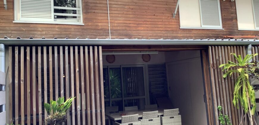 En location une villa jumelée de type F3 de 75 m2 située à La Rivière Saint Louis