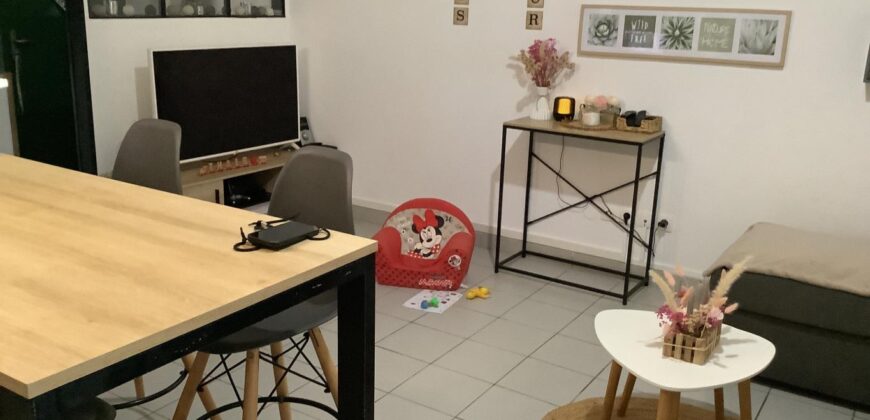 En location une villa jumelée de type F3 de 75 m2 située à La Rivière Saint Louis
