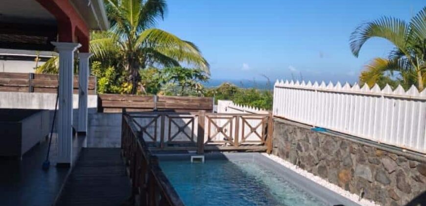 En vente une charmante villa familiale avec piscine située dans un quartier calme de La Rivière Saint-Louis