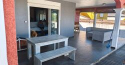 En vente une charmante villa familiale avec piscine située dans un quartier calme de La Rivière Saint-Louis