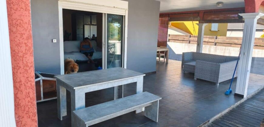 En vente une charmante villa familiale avec piscine située dans un quartier calme de La Rivière Saint-Louis
