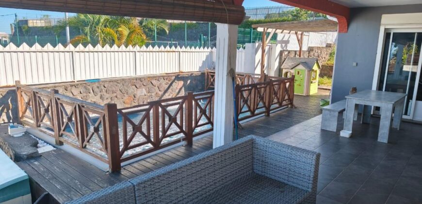 En vente une charmante villa familiale avec piscine située dans un quartier calme de La Rivière Saint-Louis