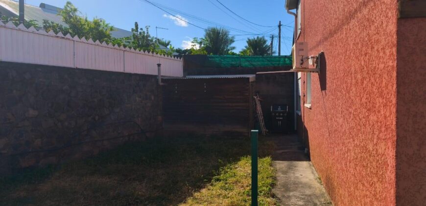 En vente une charmante villa familiale avec piscine située dans un quartier calme de La Rivière Saint-Louis