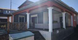 En vente une charmante villa familiale avec piscine située dans un quartier calme de La Rivière Saint-Louis