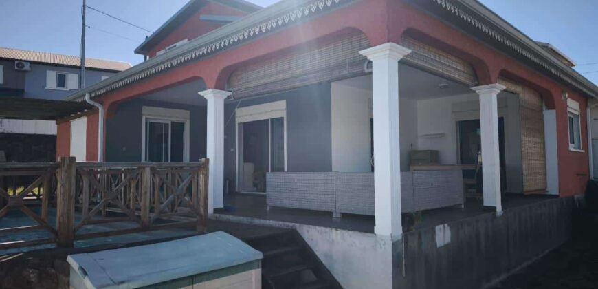 En vente une charmante villa familiale avec piscine située dans un quartier calme de La Rivière Saint-Louis