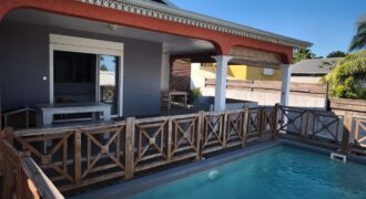 En vente une charmante villa familiale avec piscine située dans un quartier calme de La Rivière Saint-Louis