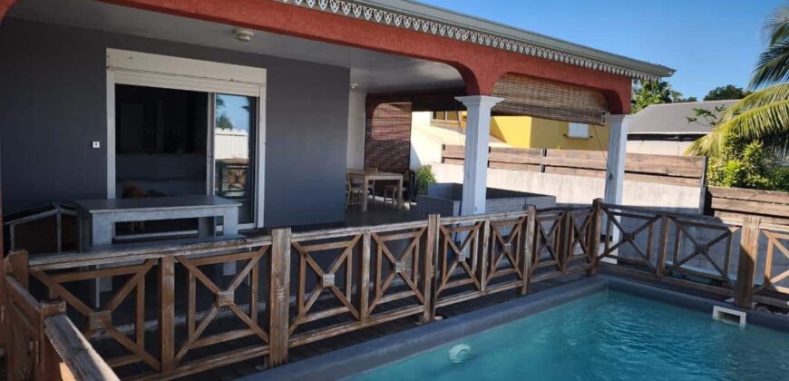 En vente une charmante villa familiale avec piscine située dans un quartier calme de La Rivière Saint-Louis