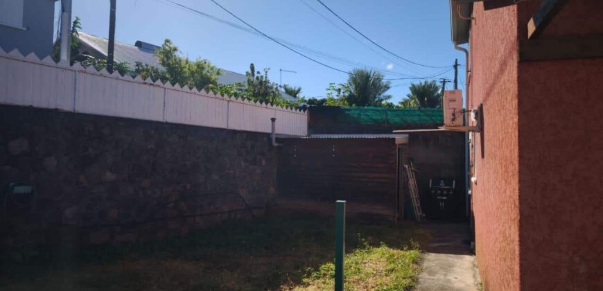 En vente une charmante villa familiale avec piscine située dans un quartier calme de La Rivière Saint-Louis