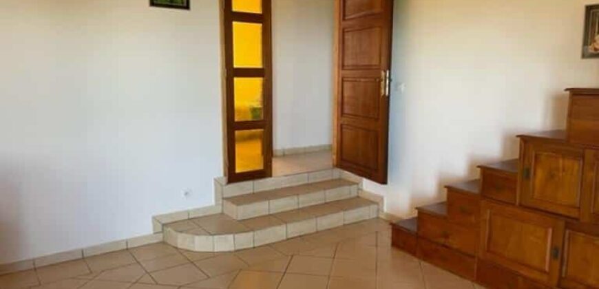 A louer une charmante villa T4 meublée située proche de Saint Pierre