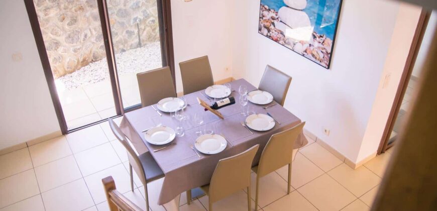 A louer une belle villa meublée de type F4 située proche de toutes les commodités à Terre Sainte