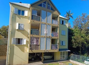 A vendre un appartement en duplex de type T3 situé à deux pas du centre-vile du Tampon