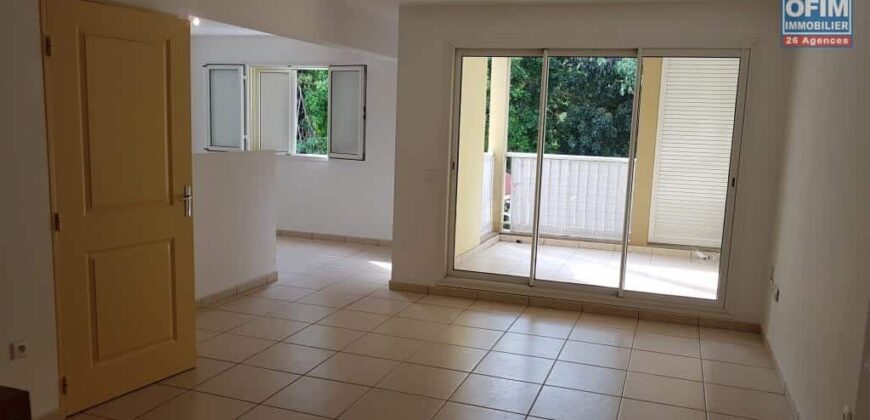 A vendre un appartement en duplex de type T3 situé à deux pas du centre-vile du Tampon