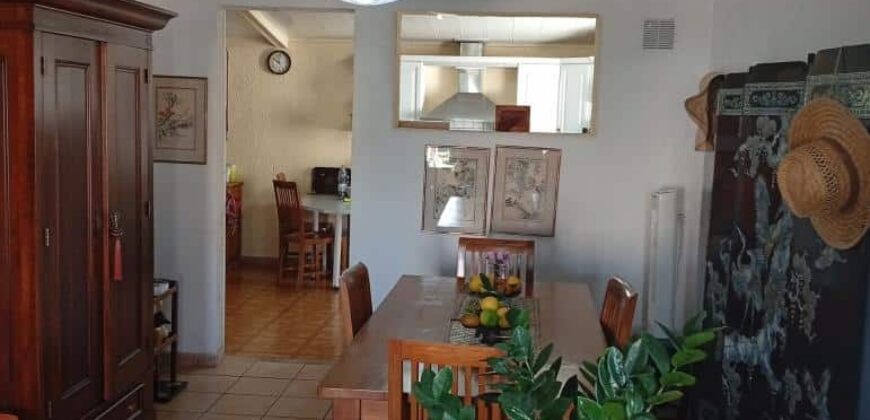 A vendre une charmante villa de type T4 avec piscine située au coeur de Petite-île