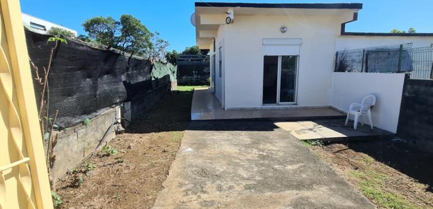 A louer une petite villa de 34m2 avec jardin dans le secteur de Bel Air à Sainte Suzanne