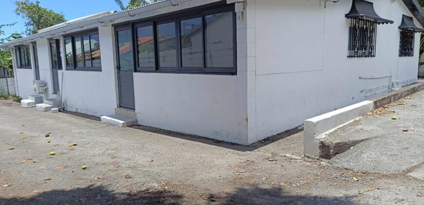 À vendre à Saint-Pierre une villa de 184 m² composée de 5 logements meublés