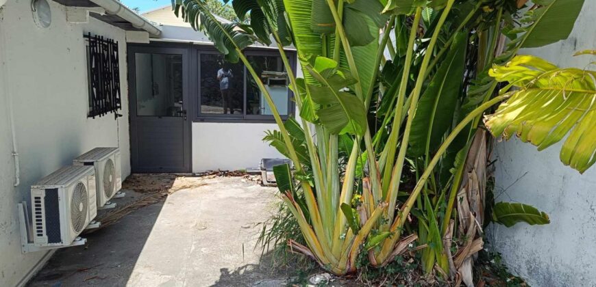 À vendre à Saint-Pierre une villa de 184 m² composée de 5 logements meublés