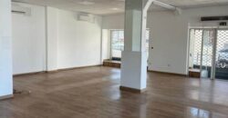 A louer un local commercial/professionnel de 175 m2 situé en plein centre-ville de Saint Pierre