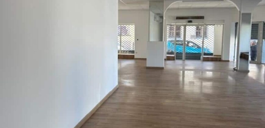 A louer un local commercial/professionnel de 175 m2 situé en plein centre-ville de Saint Pierre